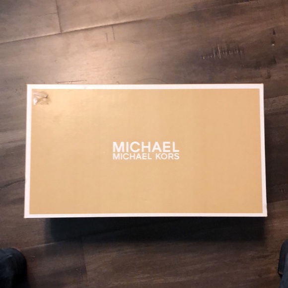 Michael Kors suede pump. - Picture 3 of 6